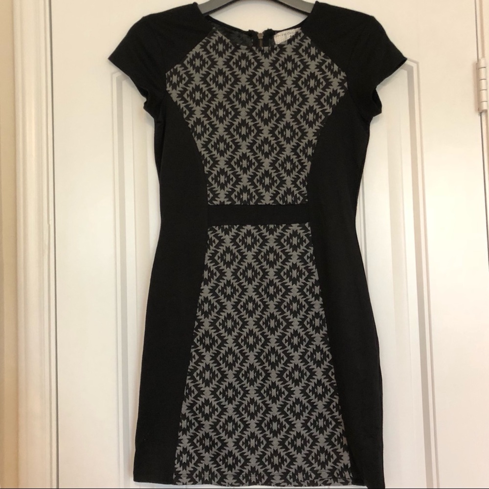 NWOT Short sleeved dress w/ back zipper